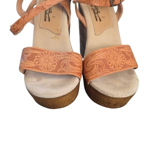 Sbicca Women's Size 7 Tan Brown Embossed Leather Wooden Wedges**FLAW - Picture 4 of 7